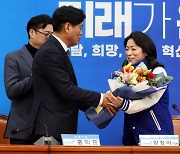 꽃다발 받는 더불어민주당 6호 영입인재 황정아 박사