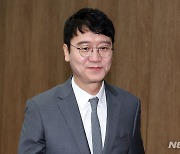 단상 향하는 김웅 의원