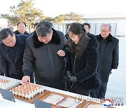 김정은, 딸과 함께 광천닭공장 시찰