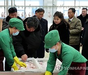 김정은, 딸 주애와 광천닭공장 방문