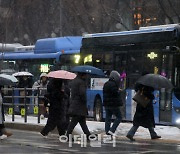 [포토] 광화문네거리 출근하는 시민들