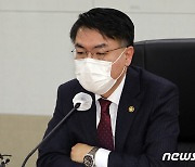 검찰, 통계조작 의혹 전 차관 영장기각에 "납득 어렵다"