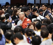 법회 참석하는 한동훈 비대위원장