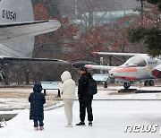 함박눈 펑펑 내리는 전쟁기념관