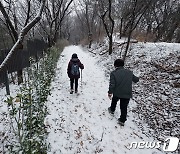 설산 즐기는 시민들