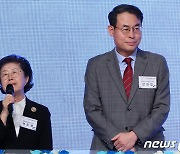 덕담하는 이은재 전문건설공제조합 이사장