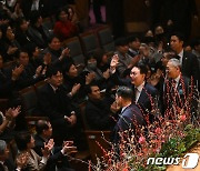 관객들에게 인사하는 윤 대통령