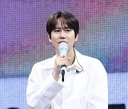 [E포토] 규현, '팬들이 선물한 마이크 들고'