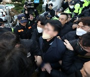 이재명 피습 사건 조력 혐의자 석방 “가담 정도 경미”