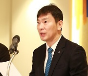 이복현 “저금리 기대 못 버렸나…PF 부실 정리 속도내라”