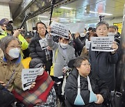 [단독] “침묵시위 체포는 위법”…전장연, 국가 상대로 소송