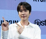 이특, '안테나 이적' 규현 쇼케이스 MC 의리..."집들이 하는 느낌"