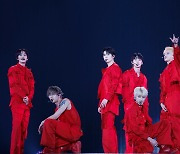 NCT 127, 나고야서 日두 번째 돔투어 포문 활짝…떼창 터졌다