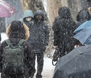 Commuter chaos expected as snow blankets the greater Seoul area