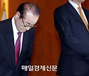 [포토] 인사하는 윤세영 태영그룹 창업회장