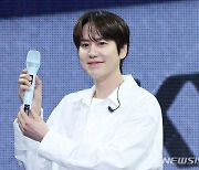 규현, 팬들에게 선물받은 마이크를 들고