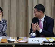 다둥이 가구 인구아동청책관 격려하는 이기일 차관