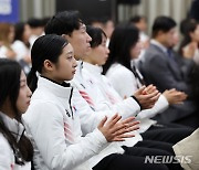 박수치는 신지아