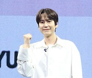 [포토] 규현 '그렇지 않아 화이팅!'