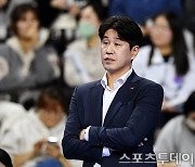 [ST포토] 경기 지켜보는 김종민 감독