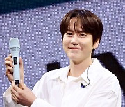 규현 '팬들에게 선물받은 마이크 공개'[엑's HD포토]