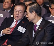 대화하는 한덕수 총리와 정우택 국회부의장