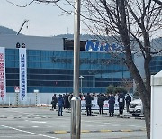 한국옵티컬 여성 근로자 2명, 고용승계 요구하며 고공농성