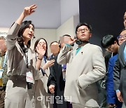 [영상]지드래곤, 삼성 전시관 관람..설명 귀 기울이기도[CES 2024]