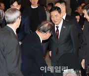 [포토]내빈들과 인사 나누는 신원식 국방부 장관