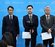 민주당 탈당 기자회견 마치고 질의응답