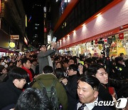 부산서 지지자들과 셀카 찍는 한동훈