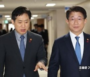 [포토] 주택분야 민생토론회 브리핑위해 입장하는 박상우, 김주현