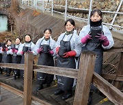 [포토] 따뜻한 온기 전하는 국군간호사관생도