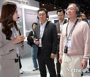 [CES 2024] 부스 투어하는 정의선 현대차그룹 회장-