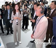 [CES 2024] 부스 투어하는 정의선 현대차그룹 회장-