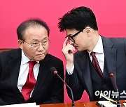 與 "이재명, 첫 메시지가 '현근택은요?'냐"