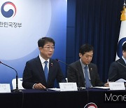 [머니S포토] 박상우 장관 "30년 넘은 아파트 안전진단 없이 재건축"