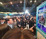 [CES 2024] 최태원, SK·삼성·LG 부스 방문…AI 등 기술 현황 점검