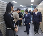 직원 격려하는 강정애 장관