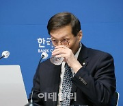 [포토]물 마시는 이창용 총재