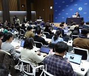 [포토]이창용 한국은행 총재, "6개월 이상 기준금리 인하는 쉽지 않아"