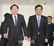 [포토] 최상목 부총리와 김기문 중기중앙회장