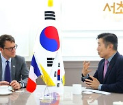 [포토] 프랑스 대사 접견하는 전성수 서초구청장