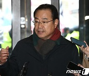 취재진 만난 정영환 공관위원장