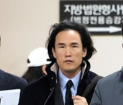 법정 출석하는 조현범 회장