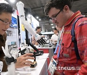 [CES 2024] 3D프린트 의수 로봇 살펴보는 관람객