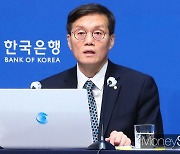 [머니S포토] 이창용 "전망 경로 변화 없다면 금리 연 3.5% 유지에 금통위 한목소리"