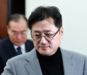 정책조정회의 참석하는 홍익표 더불어민주당 원내대표