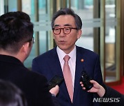 첫 출근 조태열 신임 외교부 장관, 취재진 질문에 답변