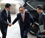 조태열 신임 외교부 장관 첫 출근